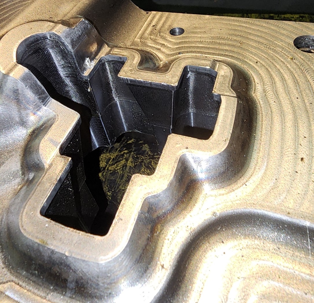 Forging die with cross pattern